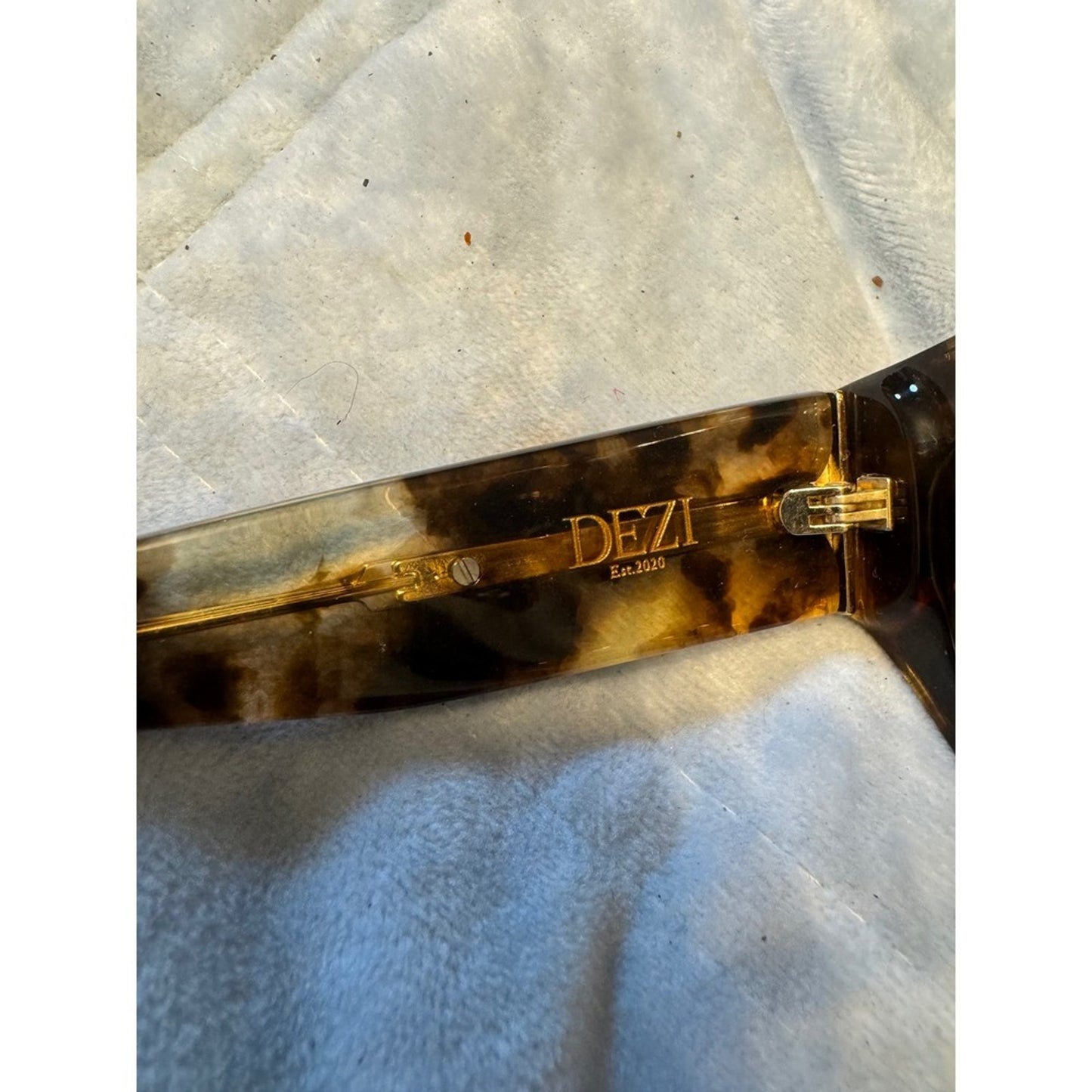 DEZI x Desi Perkins Sunglasses – Tortoiseshell Cat-Eye – Size 52-18